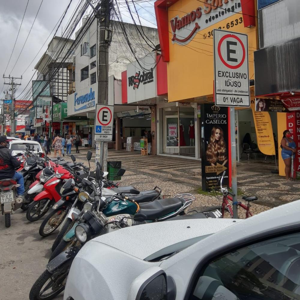 Motos são flagradas estacionadas em vagas destinadas para idosos e deficientes
