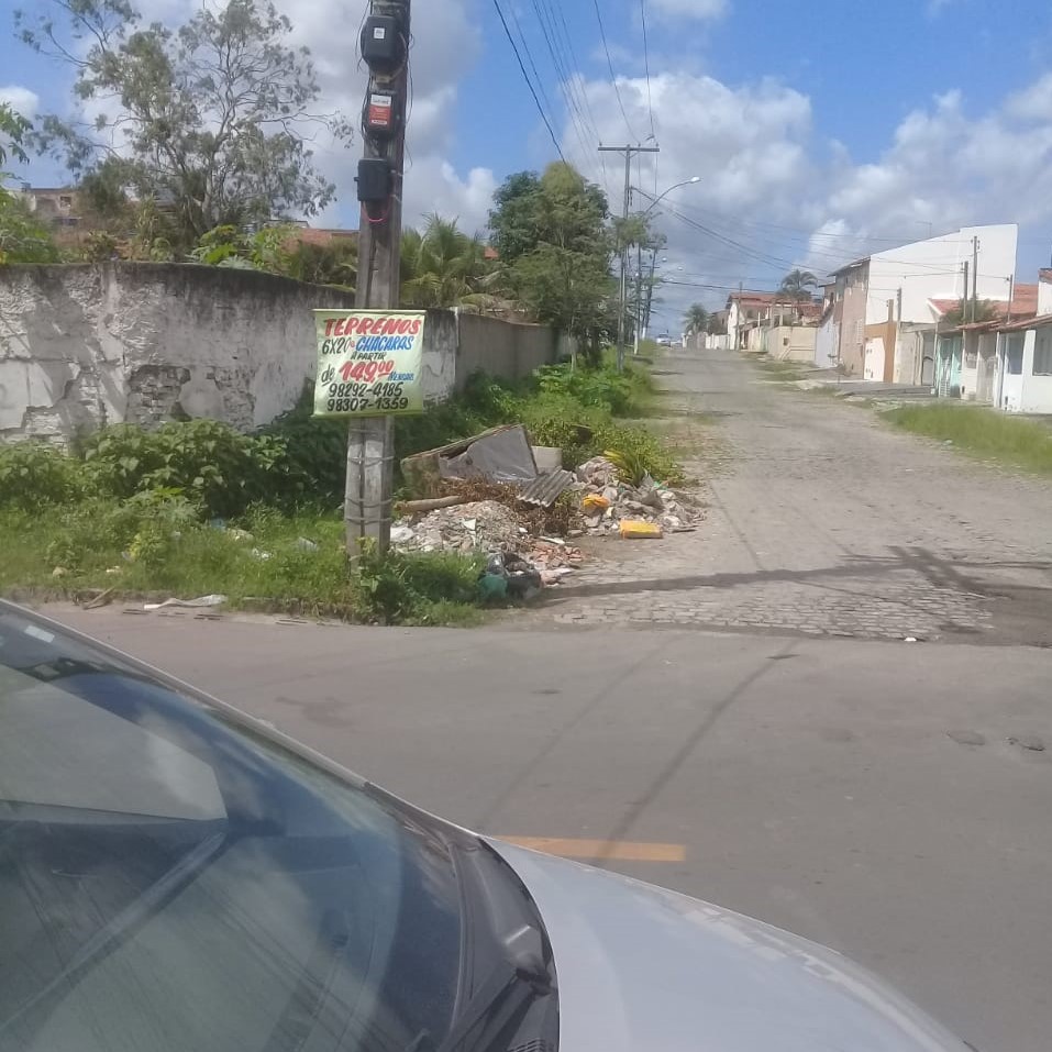 População reclama de lixo acumulado em frente à padaria no bairro Jardim Acácia