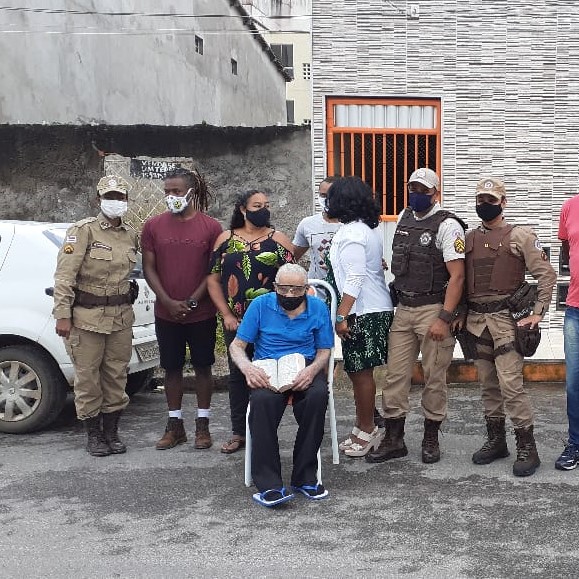 Conselho de Segurança da Rua Nova homenageia homem mais velho do bairro