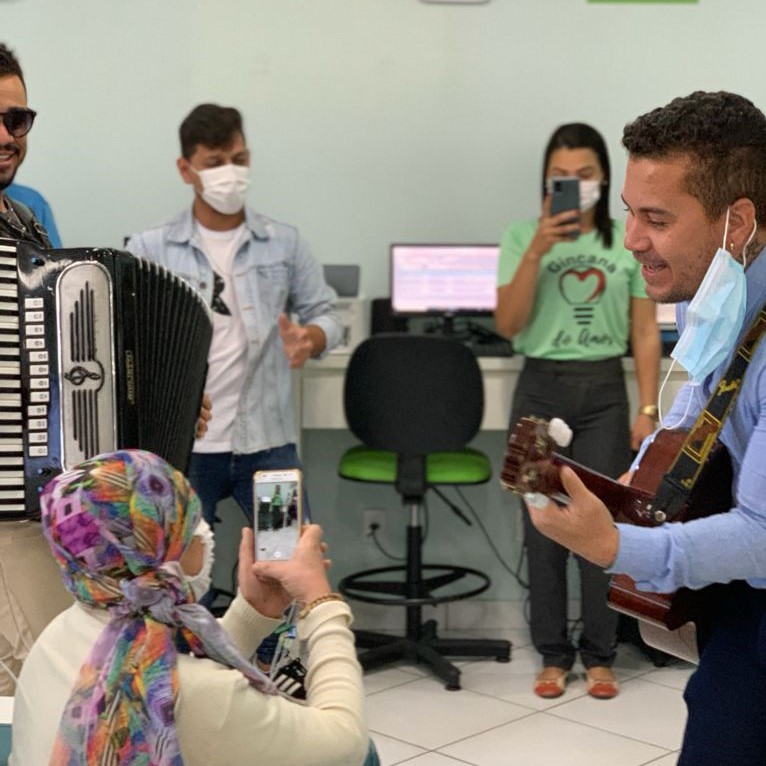 Galeguinho SPA e Lucas Viana levam alegria à pacientes em Unidade do HDPA