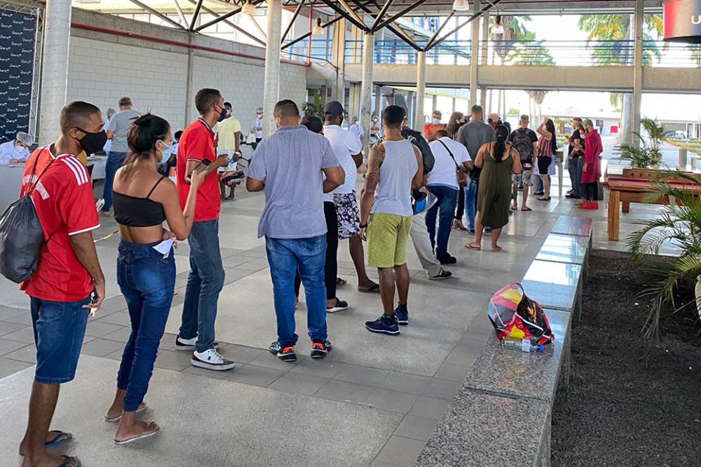 Turma de 20 anos comparece em massa pra se imunizar contra a Covid