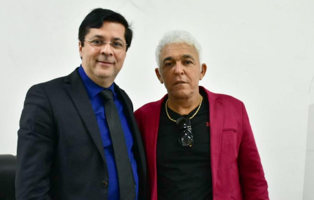 Ex-presidente visita Câmara e assiste sessão ao lado de Fernando Torres: 'Emoção'