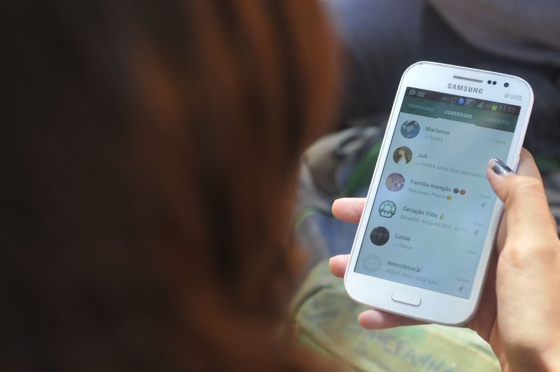 Contato frequente com celular pode gerar perda de estímulos cognitivos às crianças