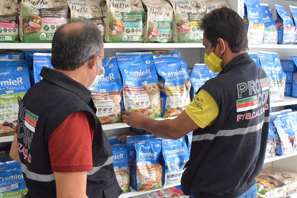 Procon identifica ração e medicamentos vencidos em prateleiras de cinco Pet Shops