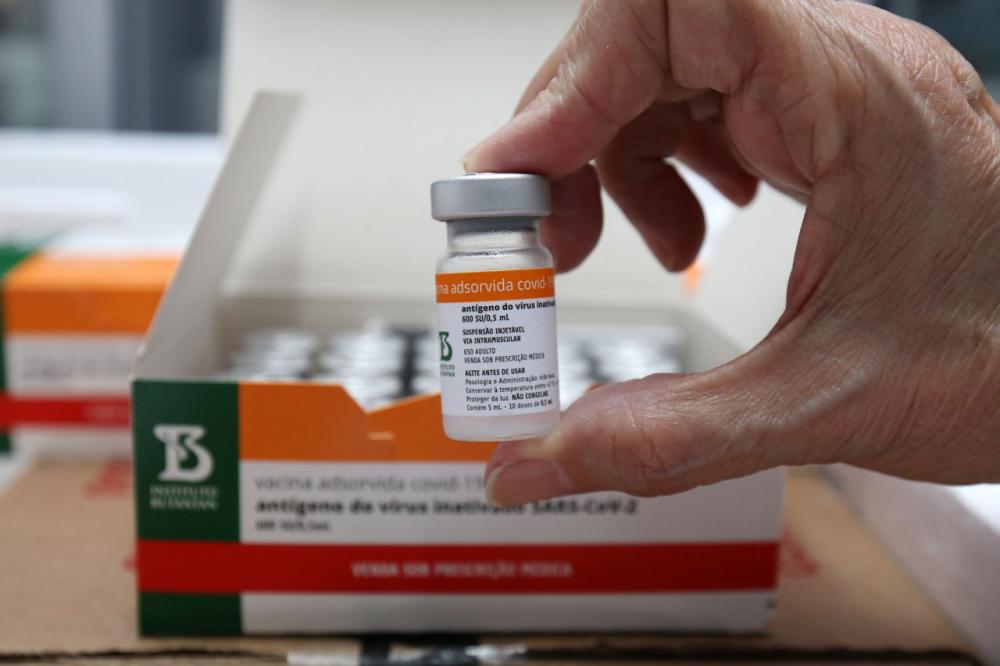 Levantamento aponta que metade das cidades já aplicou 1ª dose em 70% dos adultos