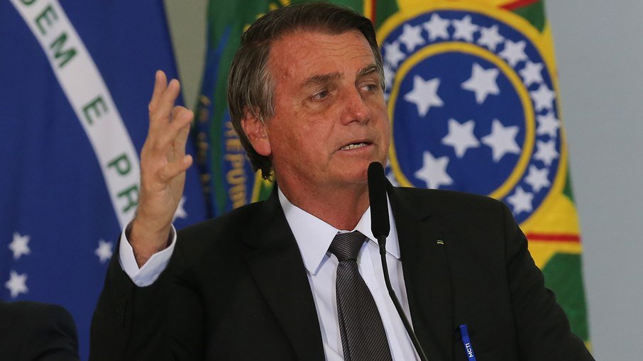 Bolsonaro adia anúncio da nova tarifa de luz para não atrapalhar manifestações