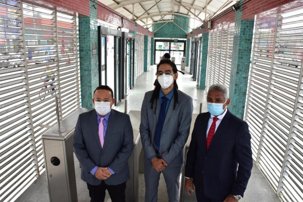 Catracas das estações do BRT estão desativadas e sistema não é efetivamente integrado