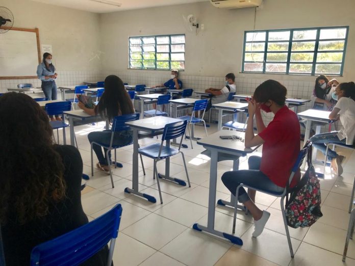 Professores da rede estadual de educação estão trabalhando, mas não estão recebendo salários