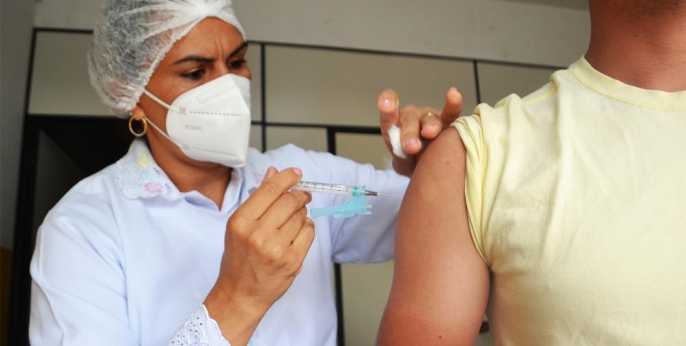 Aplicação da primeira e segunda dose contra a Covid no Shopping Popular