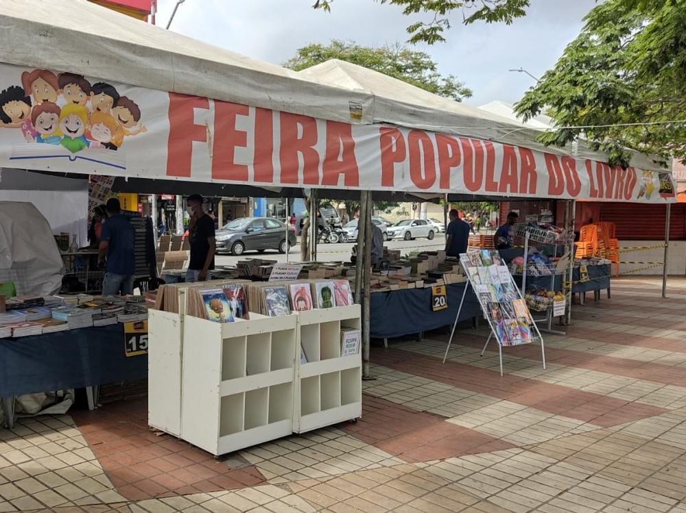Feira Popular do Livro é realizada na Praça de Alimentação, da Av Getúlio Vargas