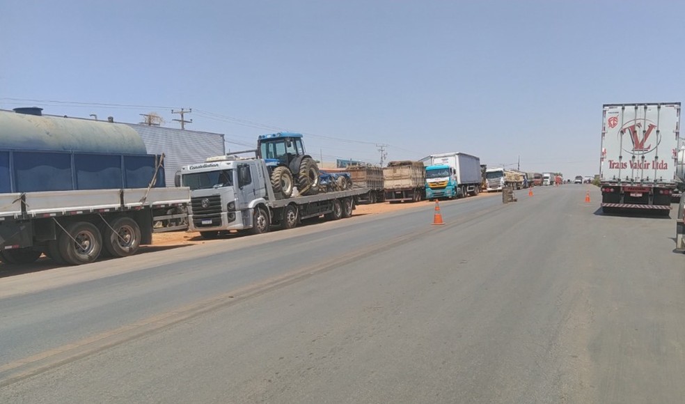 Caminhoneiros realizam manifestações na BR na Bahia