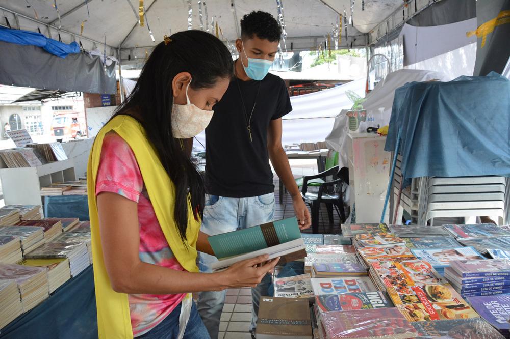 Quem passar pela av Getúlio Vargas pode se deparar com a Feira Popular do Livro
