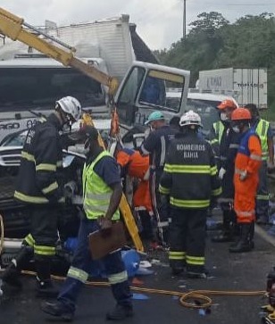 Corpo de Bombeiro resgata vítimas presas em ferragens após acidente