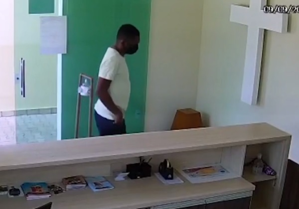 Homem pede para se confessar e leva dinheiro de cestas básicas em igreja