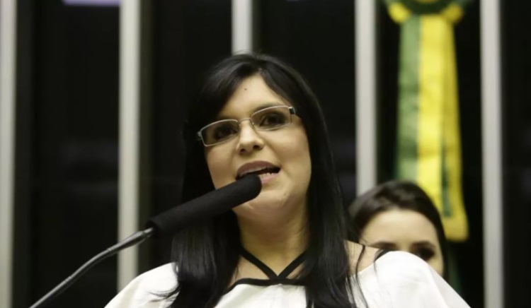 Dayane registra boletim de ocorrência contra Eduardo Bolsonaro após imagem com alvo em sua cabeça
