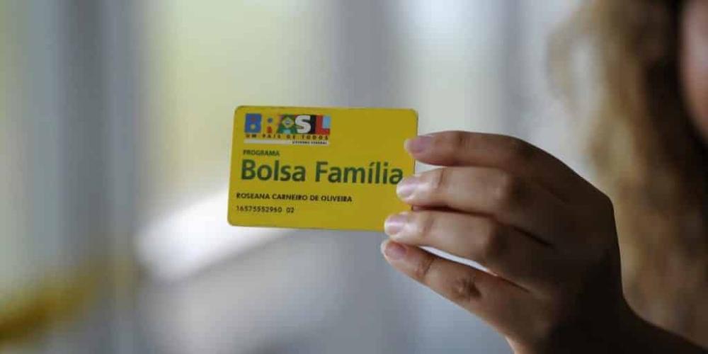 Secretário especial diz que governo prevê Bolsa Família de R$ 300 em novembro e dezembro