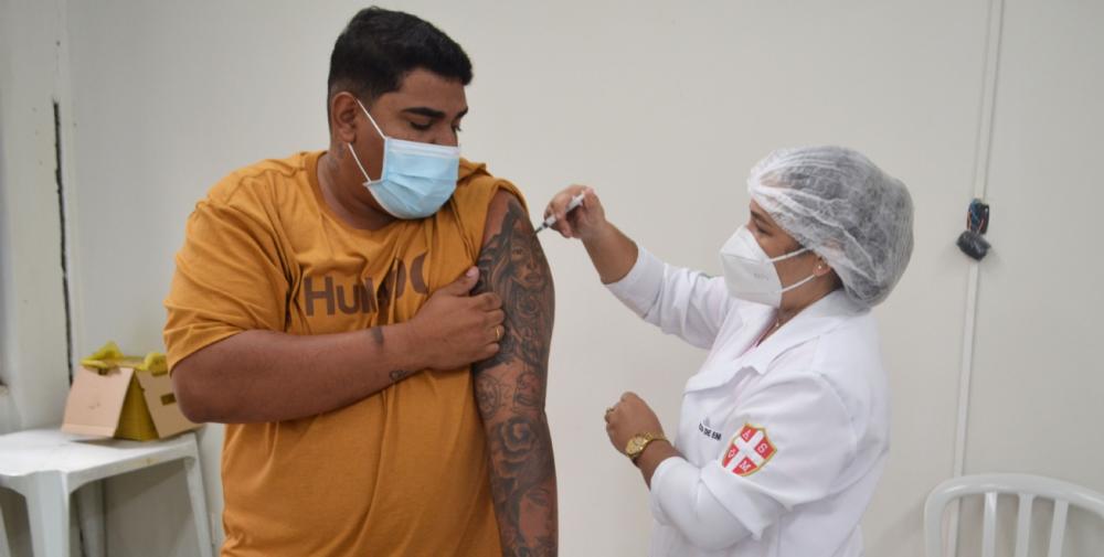 Adolescentes a partir de 15 anos começam a ser vacinados nesta terça