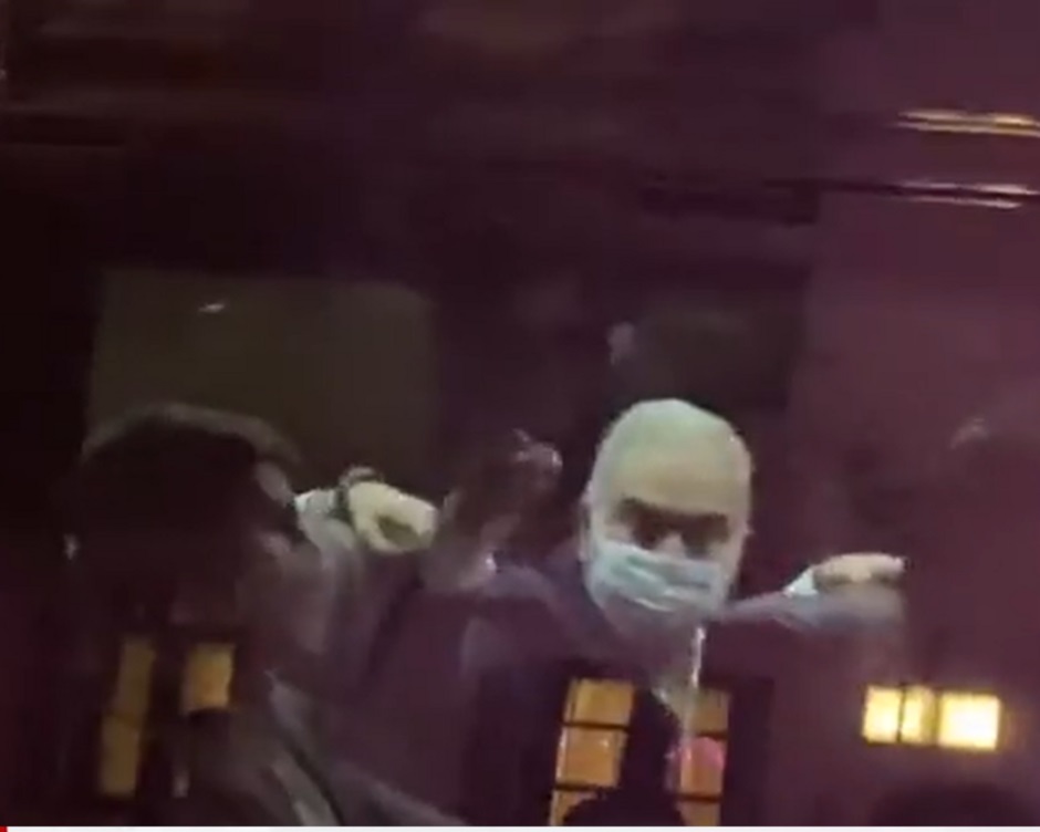 Em NY, ministro da Saúde responde a manifestantes anti-Bolsonaro com gesto obsceno