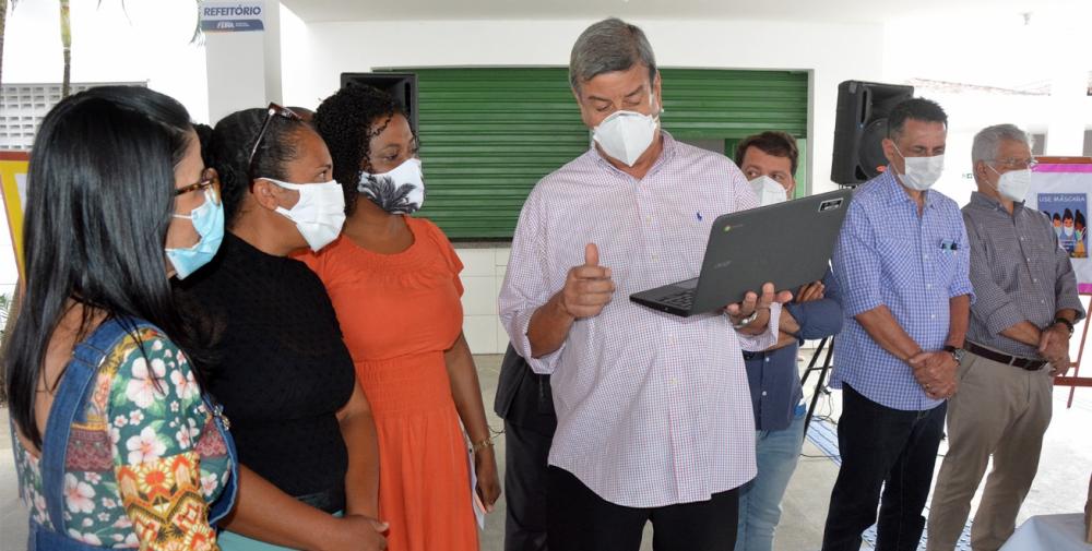 Estudantes de Feira de Santana começam a receber kit de material didático