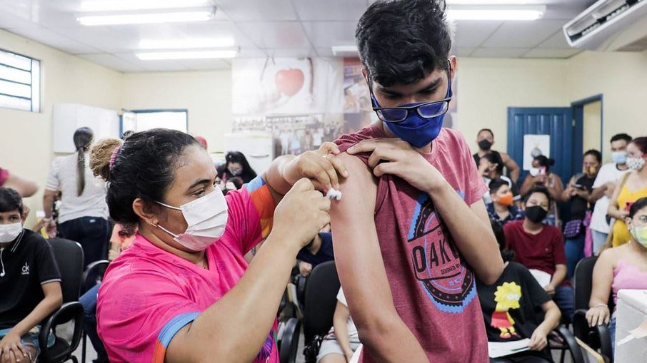Anvisa diz que vacina não tem relação com doença autoimune de jovem que morreu