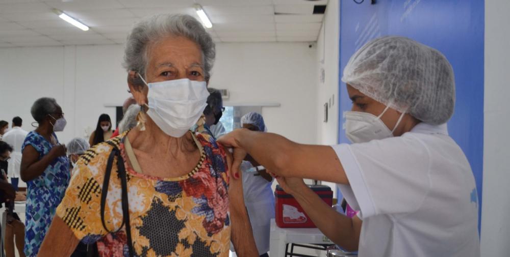 Secretaria de Saúde estende até as 17h vacinação de idosos com terceira dose
