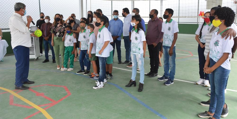 Colbert Martins entrega quadra poliesportiva na Escola Ana Brandoa