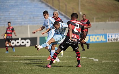 Vitória leva gol relâmpago, perde do Londrina e se afunda na zona