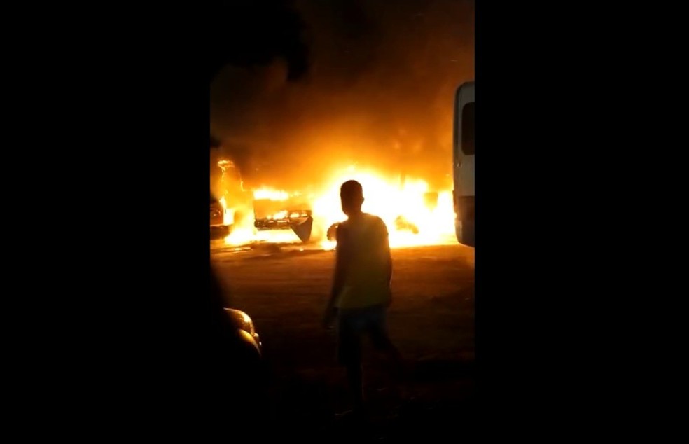 Incêndio atinge garagem de prefeitura e secretaria na Bahia; vários veículos foram queimados