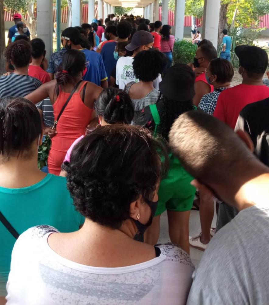 Falta de informação causa filas longas para vacinação na UEFS 