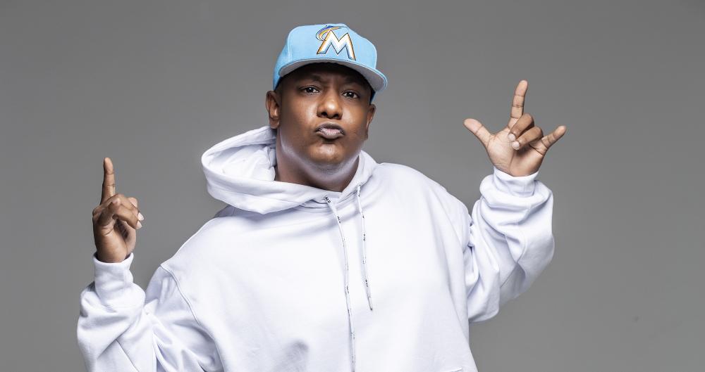 Márcio Victor celebra aniversário atrasado com a feijoada de Dona Tuta