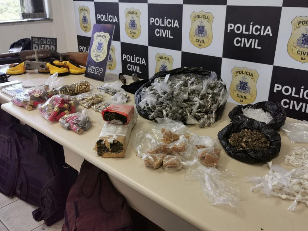 Centenas de munições, drogas e arma são apreendidas pelo DHPP