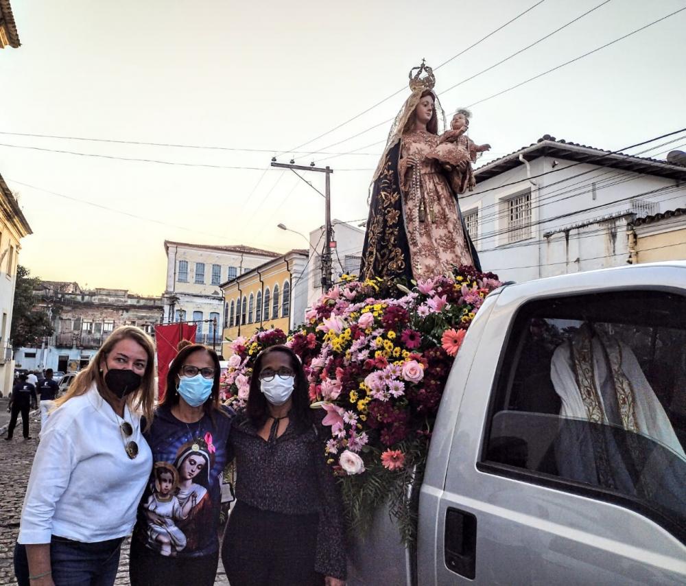 Fabíola Mansur aplaude festejos em homenagem à padroeira de Cachoeira
