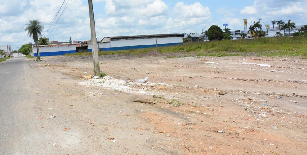 Prefeitura aplica multa de quase R$ 70 mil contra dono de terreno usado para o descarte de lixo