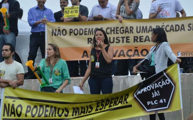 Ao menos 14 governadores planejam aumento salarial de servidores