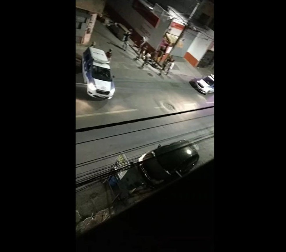 Grupo armado atira contra pessoas em festa de rua, em Salvador