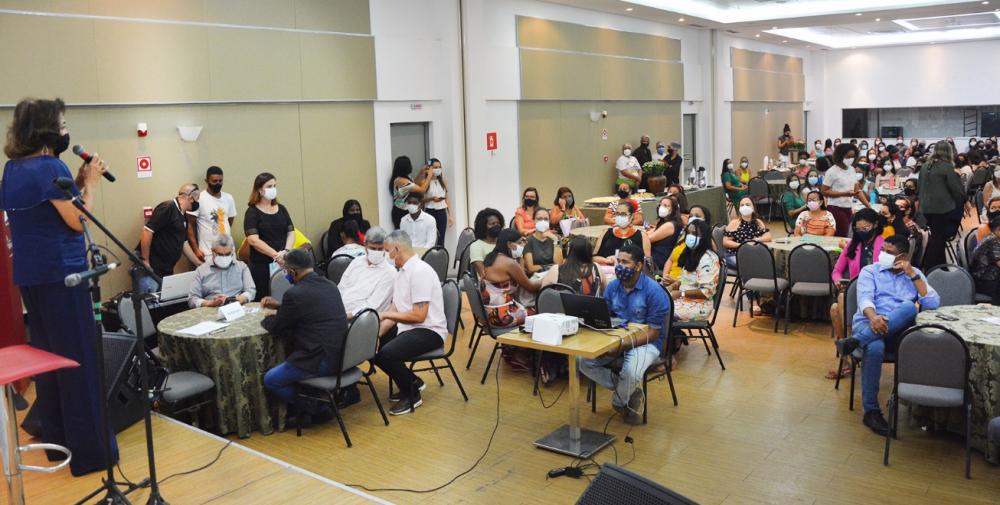 Diretores da rede municipal comemoram dia do professor em evento da Seduc