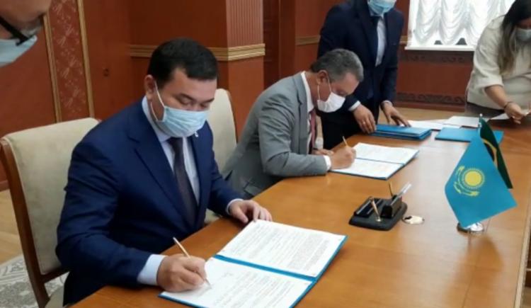 Rui Costa assina acordo de parceria comercial e científica no Cazaquistão