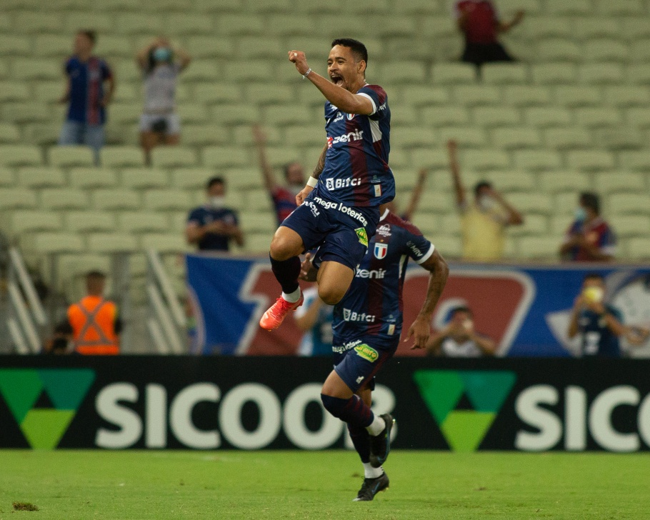 Fortaleza bate o Athletico-PR e assume a vice-liderança do Brasileirão