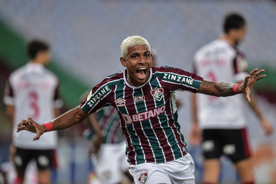 Fluminense vence o Flamengo e encosta no G-6