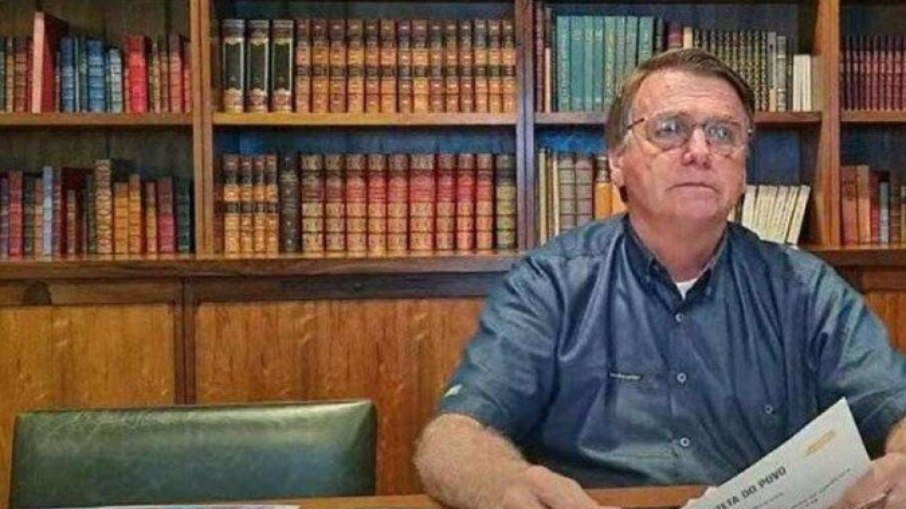 Bolsonaro mente ao dizer que vacinas contra Covid podem desenvolver HIV/Aids