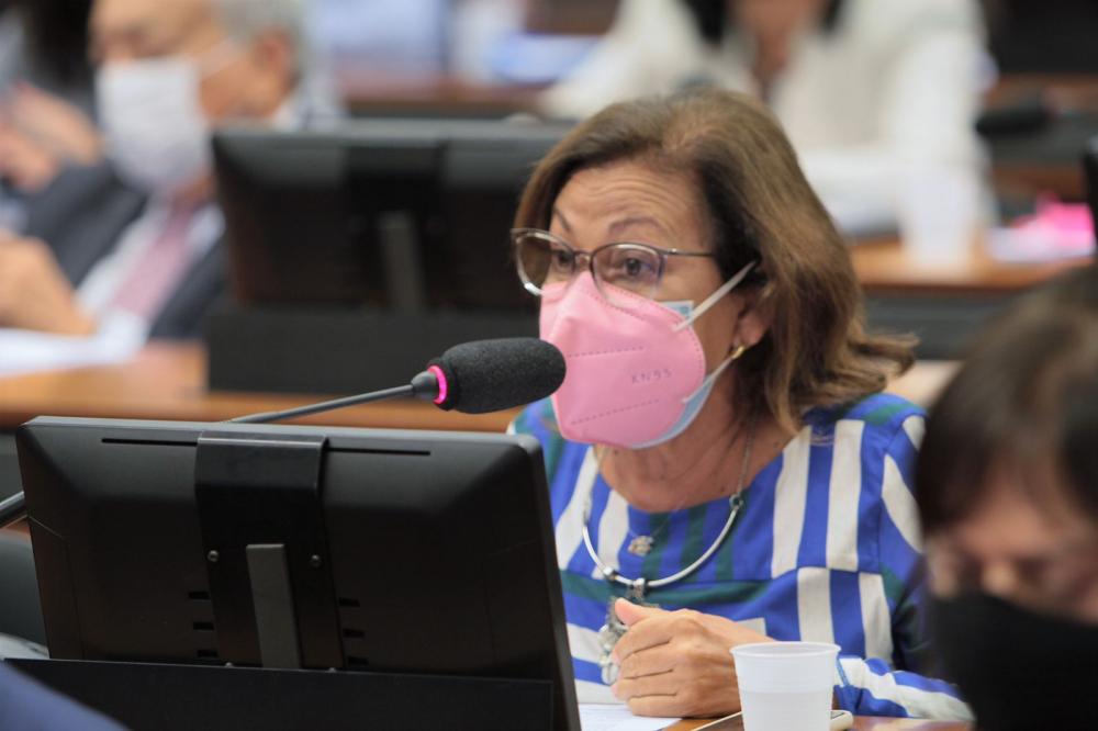 É preciso que se retire os precatórios do Fundef para que a educação brasileira possa realmente receber aquilo que a União lhe deve”, declara Lídice