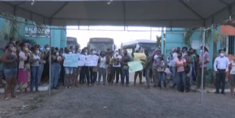 Justiça ordena fim de protesto em garagem de ônibus, em Feira de Santana; moradores dormiram na porta da empresa