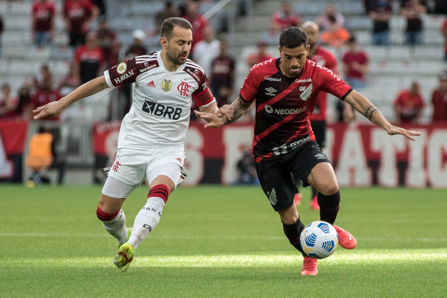 Flamengo e Athletico-PR empatam em duelo de rubro-negros pelo Brasileirão