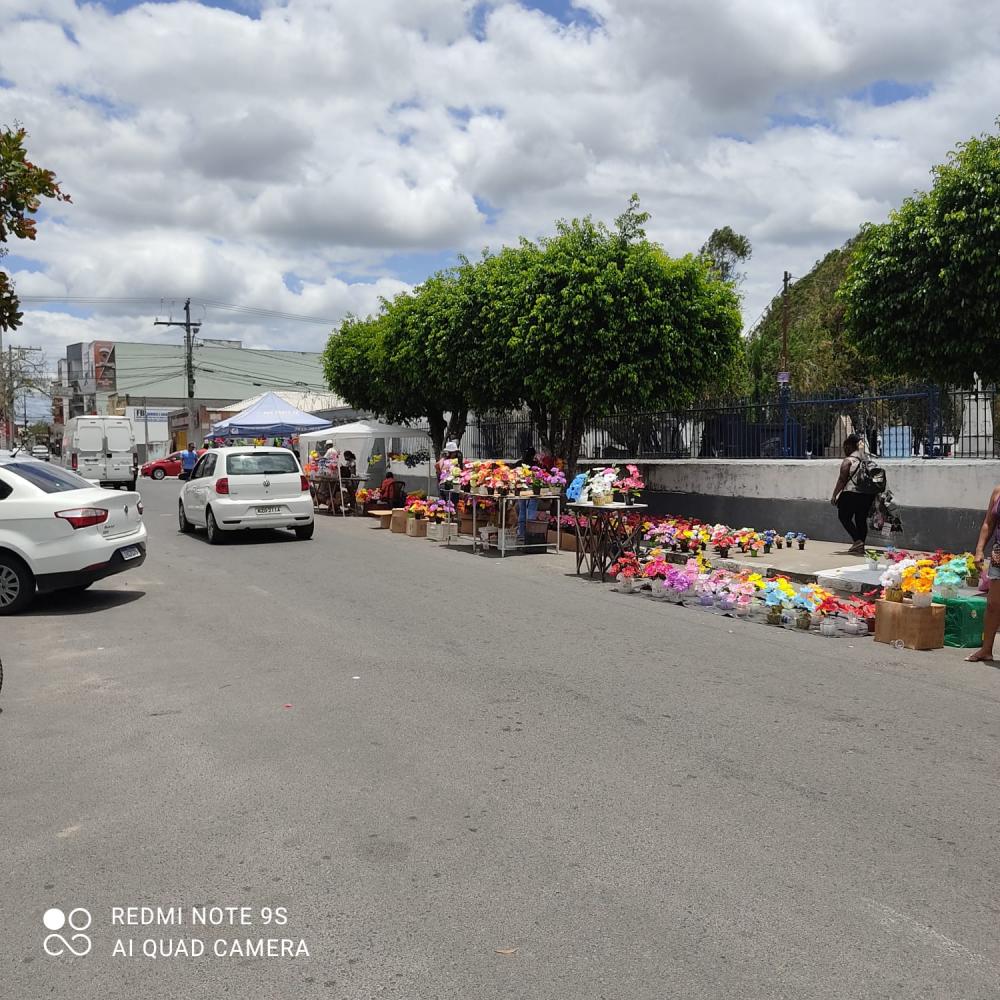 Vendedores reclamam de movimento fraco nas vendas nos cemitérios da cidade no Dia de Finados