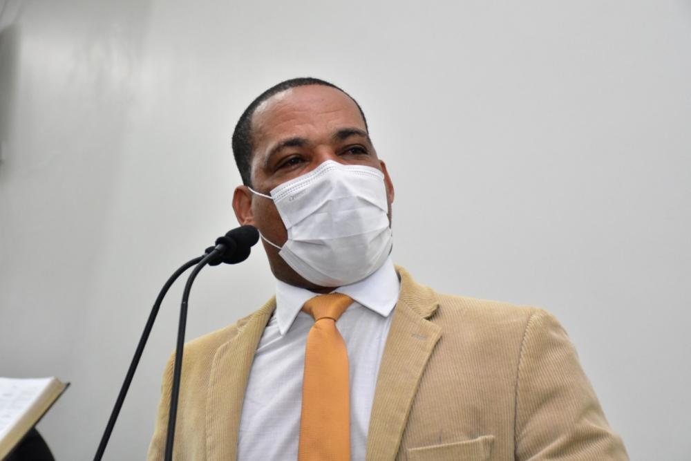 É muito pouco, prefeito, diz Luiz da Feira sobre reforma de 200 casas na zona rural