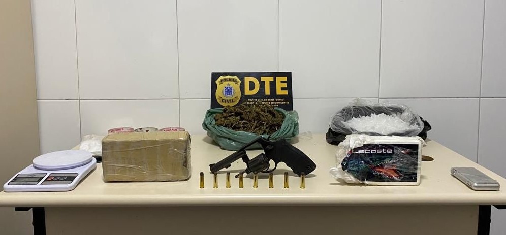 Homem é flagrado com três quilos de drogas pela DTE de Feira