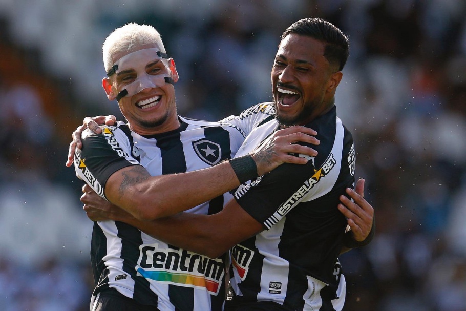 Botafogo goleia o Vasco e assume a liderança da Série B do Brasileirão