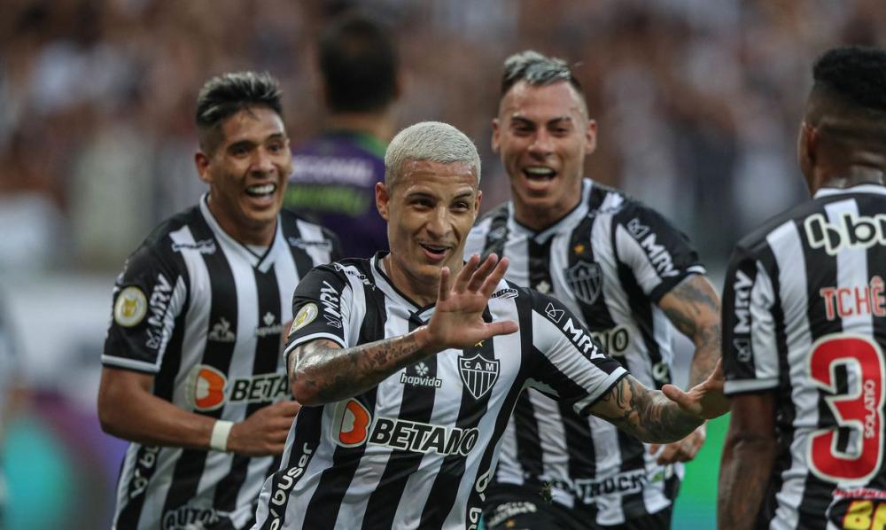Galo bate o América e se mantém firme na ponta do Brasileirão