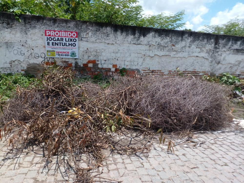 Moradores do Jardim Acácia reclamam de lixo espalhado por ruas do bairro