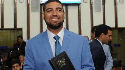 Cantor, parlamentar mais votado da BA e parceiro do pai: conheça João Isidório, deputado estadual baiano que morreu nesta quinta